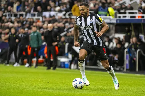 ‘Isn’t Going Anywhere’ ‘If It’s Arsenal Or Chelsea, Let The Bidding Start At £30M’ Fans Discuss Newcastle Ace’s Possible Exit