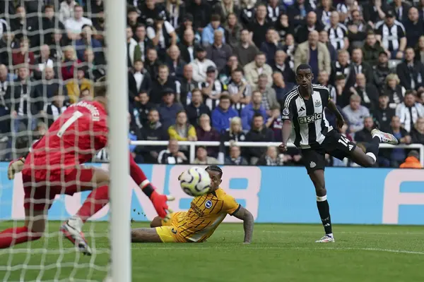 “Nothing In Football Is Straightforward” – PL Rivals On Red Alert As Howe Admits Contract Impasse With Newcastle Star